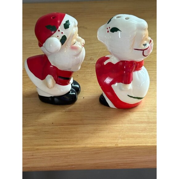 Vintage Santa & Mrs. Claus Ceramic Kissing Salt & Pepper Shakers Christmas Japan - Picture 4 of 6